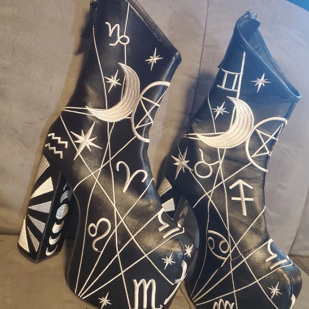 Current Mood Astrology Boots